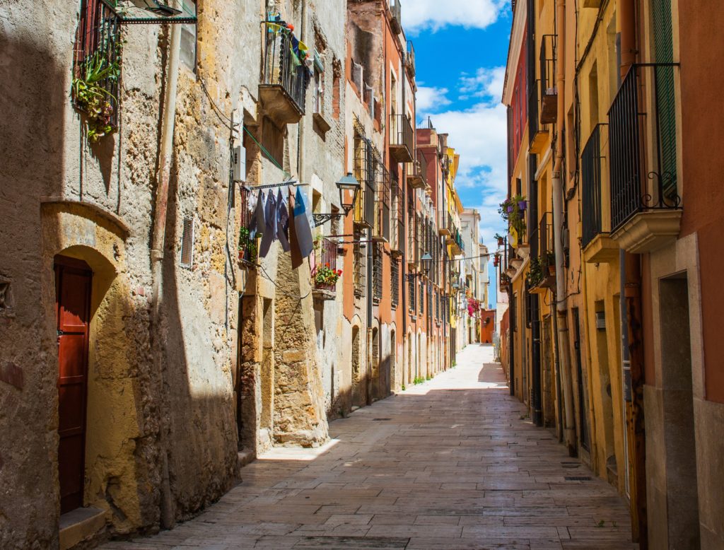 Calle de barrio en España - Rincones de España donde navegar
