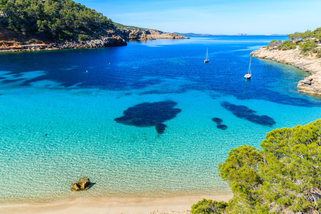 Cala Salada en Ibiza con sus aguas turquesas