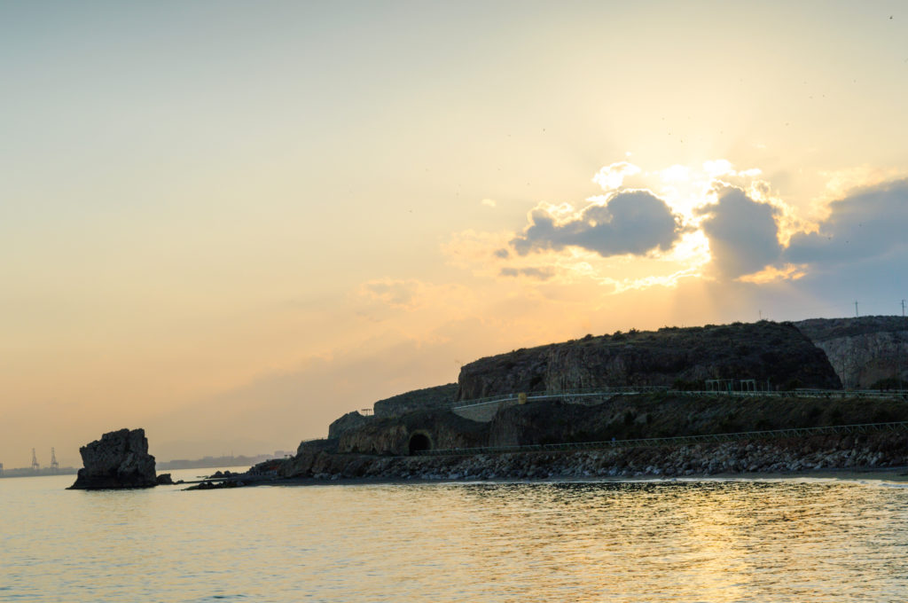 Puesta del sol en la  Cala Peñón del Cuervo (Málaga) ﻿