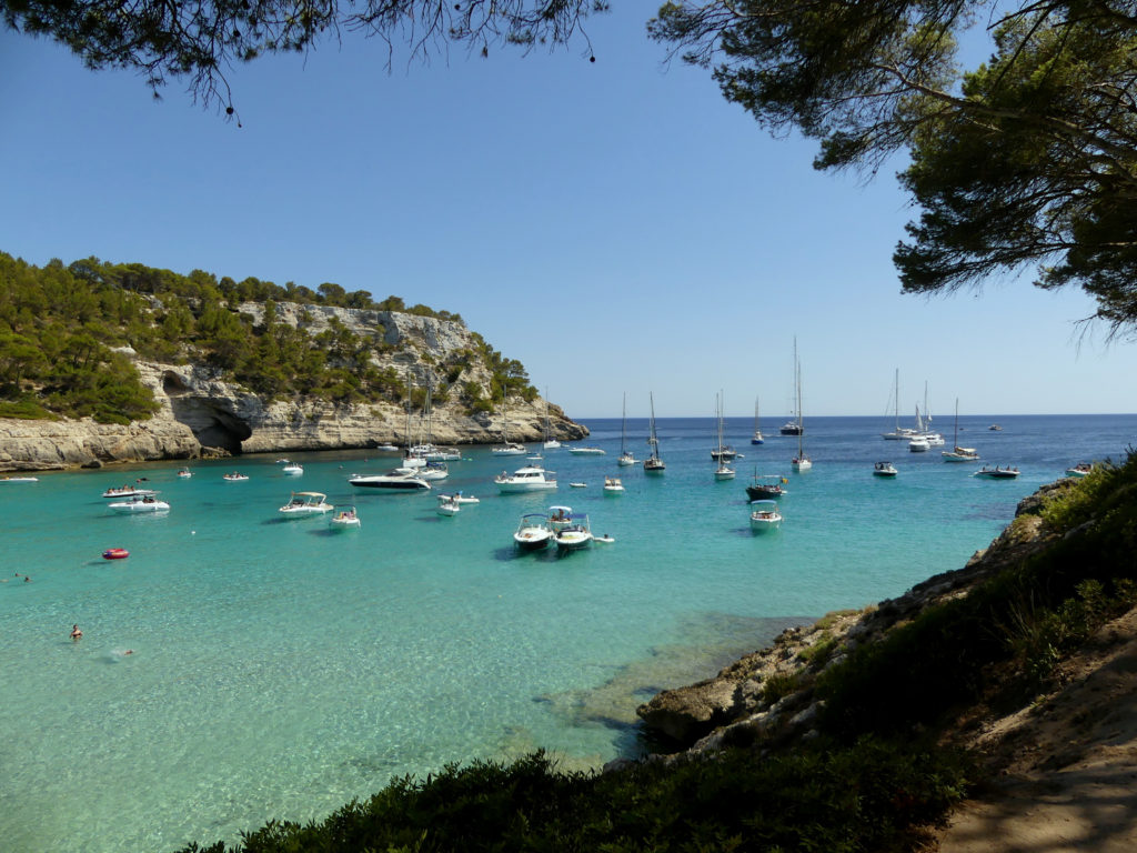 Cala Trebalúger en Menorca con sus aguas cristalinas