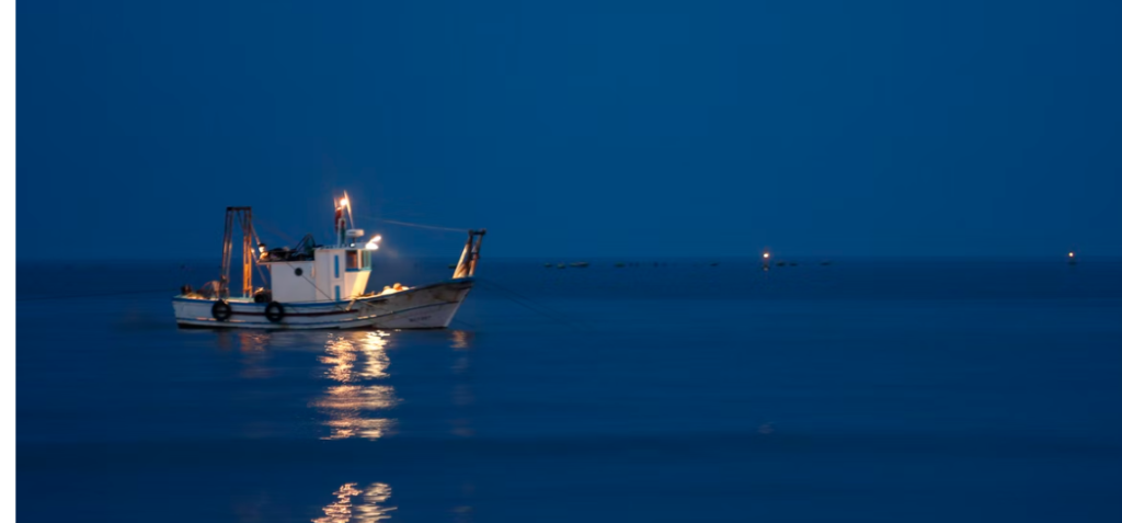 Barco en la noche