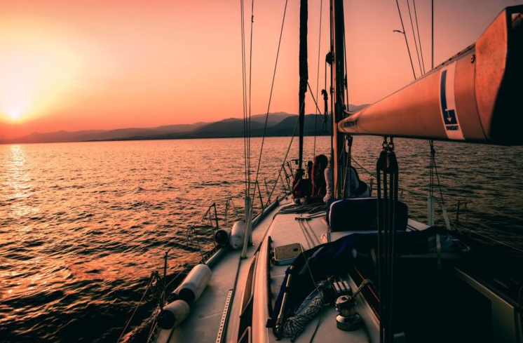 Cinco pasos para navegar con tu barco alquilado