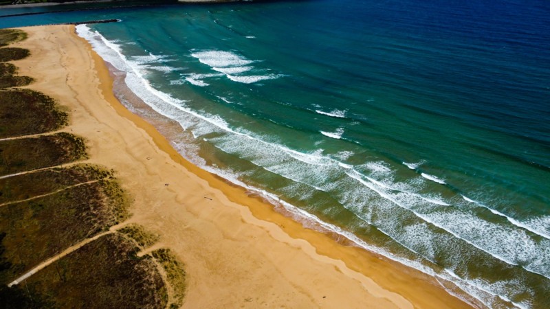 Playa de Rodiles, Asturias, uno de los más populares puntos de surf en España