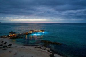 Nassau por la noche - Alquiler de barcos en Bahamas para un itinerario de un día