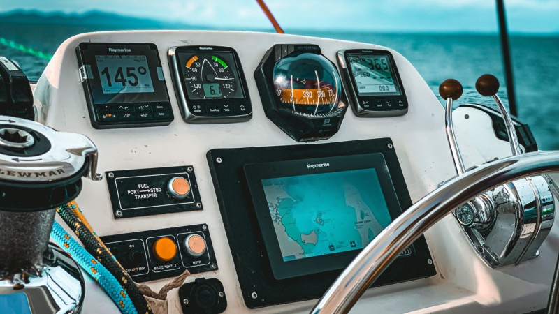 Aplicaciones náuticas - panel de mandos de un barco