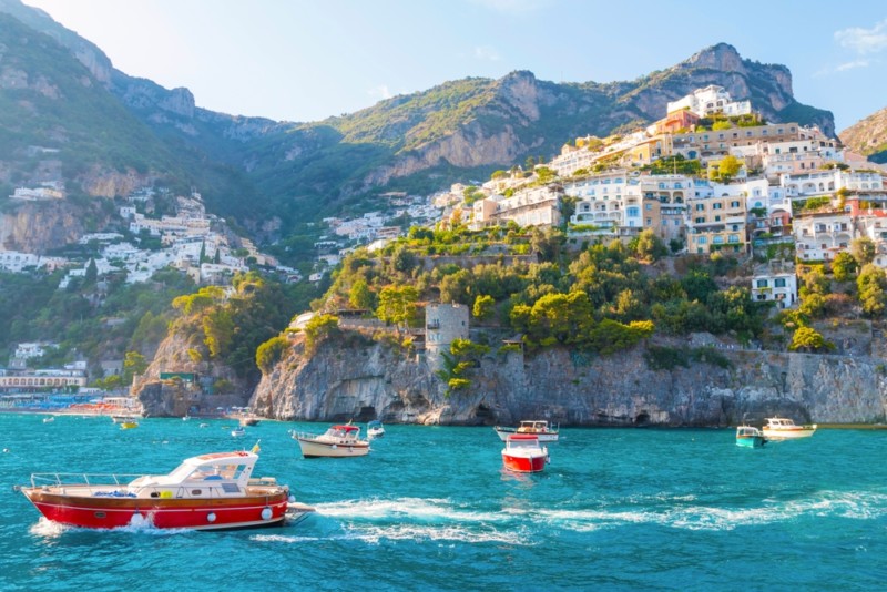 Por qué la costa Amalfitana es el destino perfecto para navegar en verano