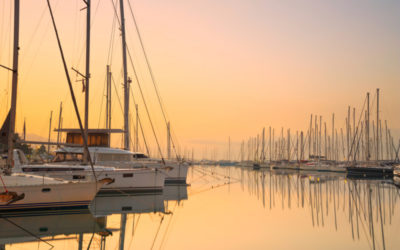 Qué barco es mejor para navegar en Grecia: ¿catamarán, velero o yate a motor?