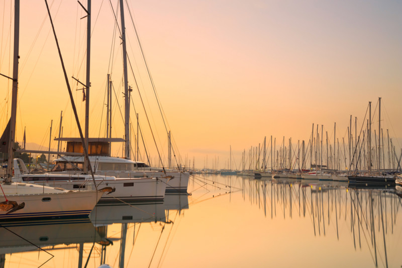 Qué barco es mejor para navegar en Grecia: ¿catamarán, velero o yate a motor?
