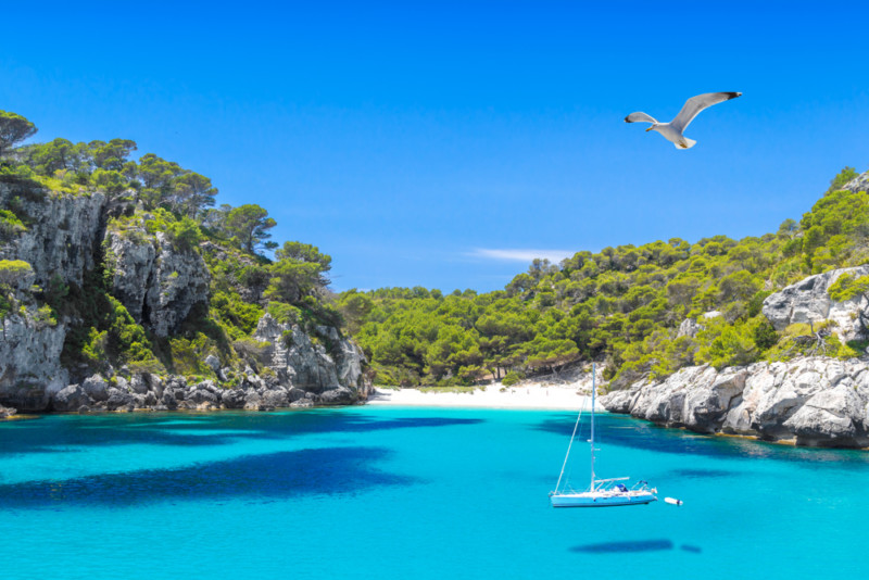 Primera vez alquilando un barco en Menorca: tu guía esencial para salir a navegar