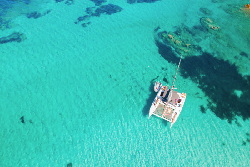 Catamarán fondeado en aguas turquesas