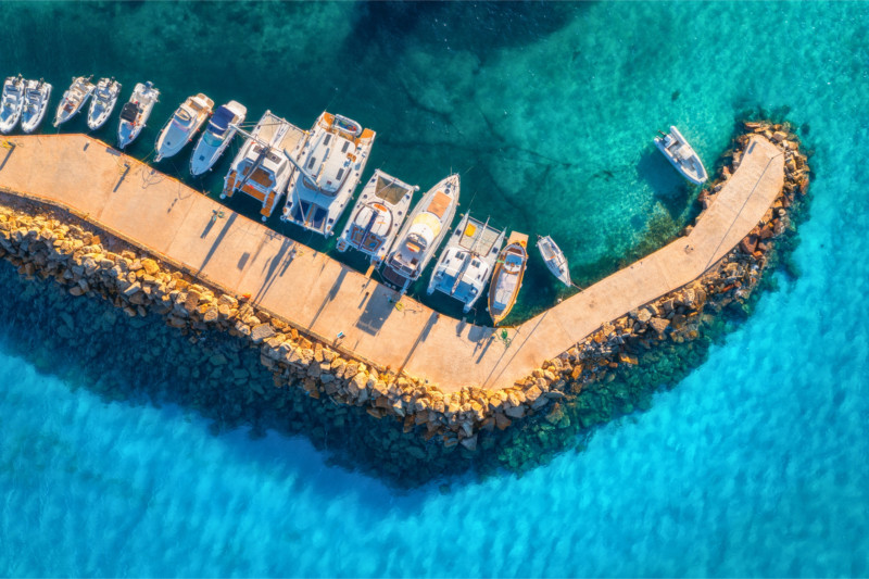 Vista aérea de lanchas y catamaranes amarrados en una marina