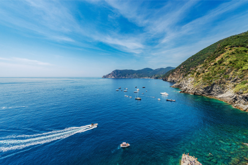Vista panorámica de una bahía rodeada de acantilados con varias embarcaciones navegando