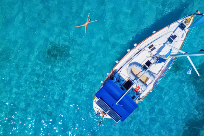 Velero fondeado en aguas turquesas del Mediterráneo