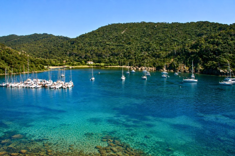 Bahía de Port-Cros con veleros fondeados