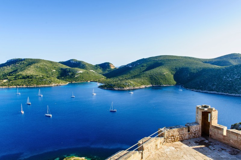 Bahía de Cabrera con veleros fondeados