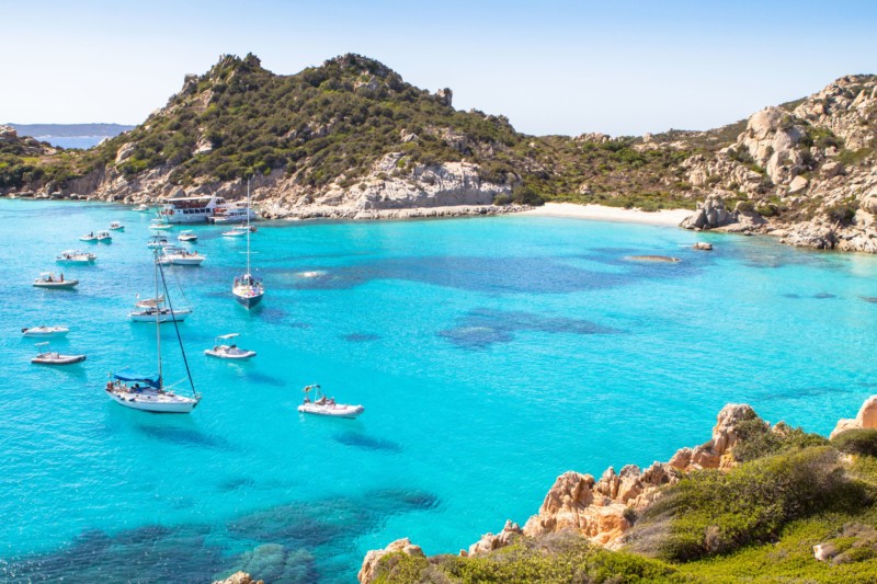 Veleros fondeados en el archipiélago de La Maddalena